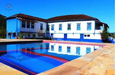 Fazenda Histórica de 55 Alqueires, completa há 3 km do centro da cidade de Piquete .