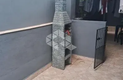 Casa a venda com 2 dormitórios e uma ampla lavanderia