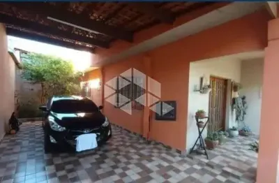Conforto e espaço: casa com 2 suítes e garagem para 4 carros