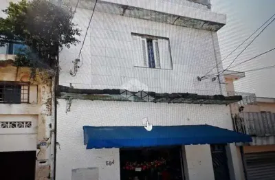 Prédio mixto com um salão no piso principal e dias casas no piso superior - ideal para investidor