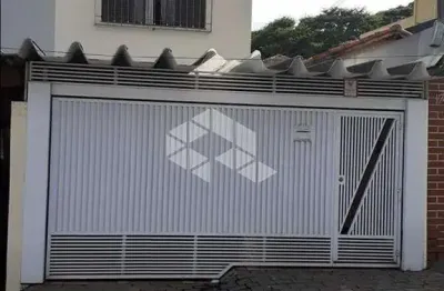 Sobrado à venda com 03 dormitórios (uma suíte) e 02 vagas de garagem