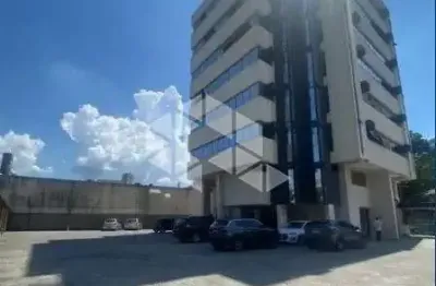 Sala comercial de 42m² à venda  em prédio de alto padrão com dois banheiros e duas vagas