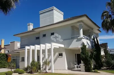 Sobrado com 3 suítes independentes, sala de estar e jantar, sacada nos quartos,, em capão da canoa