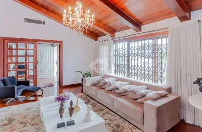 Casa para familia toda nos 3 figueiras,  uma quadra do colégio farroupilha
