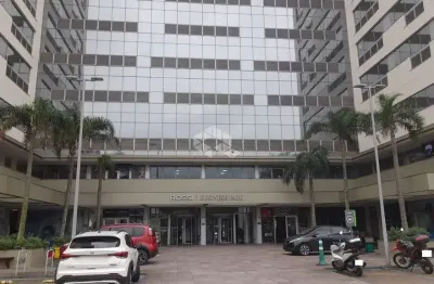 Sala com divisória para dois ambientes, recepção, 1 vaga e andar alto com vista