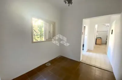 Apartamento térreo com 3 dormitórios a venda no bairro menino deus