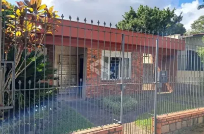 Casa 3 dormitórios, suíte, vaga de garagem, pátio e churrrasqueira