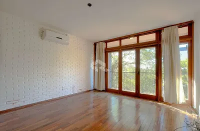 Apartamentotriplex com duas sacadas, salão de festas no último andar e um amplo patio verde