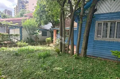 Terreno com casa antiga em cima, aceita pet, bem localizda, rua calma próxima a todos recursos, não chegou enchente, pode ser financiamento