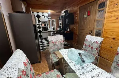 Imóvel com 3 casas no terreno, medindo área total de 167,05m² e privativa 187,26m²-