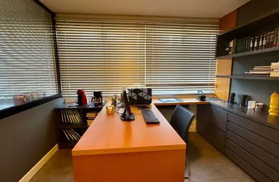 Sala comercial, 74m², 2 banheiros, 2 depósitos, 2 vagas de garagem, no centro histórico de porto alegre