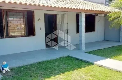 Casa térrea, 4 quartos, 1 suíte, 3 banheiros, 4 vagas localizado no bairro harmonia em canoas/rs.