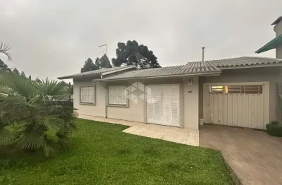 Casa de esquina com 2 dormitórios, e 2 vagas de garagem no bairro são josé