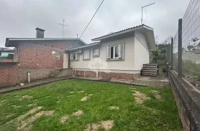 Casa de esquina com 2 dormitórios, e 2 vagas de garagem no bairro São José