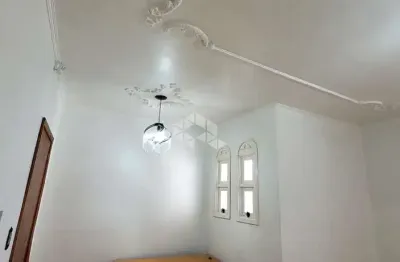 Uma ótima casa, de dois andares, duas moradias, bem localizada.