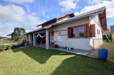 Casa com três dormitórios no bairro monte verde em farroupilha.