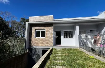 Um lindo sobrado, 2 quartos 1 suítes, churrasqueira, sacada, piso porcelanato.