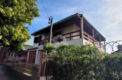 Casa de 2 andares  localizada na rua principal do bairro são josé .