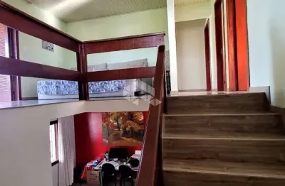 Casa de 2 andares  localizada na rua principal do Bairro São José .