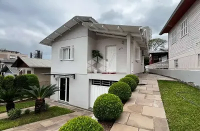 Casa com 3 dormitórios + 2 salas comerciais no centro de farroupilha