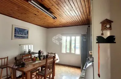 Casa de dois andares com 6 dormitórios  bairro São Francisco Farroupilha -RS