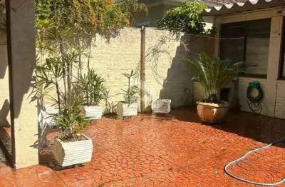 Casa à venda com 3 dormitórios, pátio, churrasqueira, 2 vagas - bairro partenon - porto alegre/rs