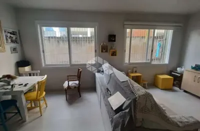 Apartamento à venda com 1 dormitório e  garagem na rua quintino bocaiuva no bairro moinhos de vento em porto alegre / rs.