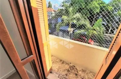 Apartamento com 2 dormitórios, sacada, reformado no bairro floresta - porto alegre/rs