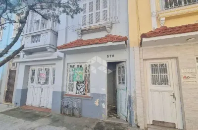 Casa à venda com 04 dormitórios e vaga de garagem no bairro floresta em porto alegre/rs