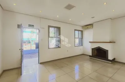 Casa residencial ou comercial com 6 cômodos, 4 garagens, 3 banheiros e churrasqueira no bairro navegantes, porto alegre/rs