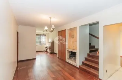 Casa à venda na rua engenheiro edmundo gardolinski com 4 dormitórios, 4 vagas de garagem e lareira no bairro boa vista, porto alegre