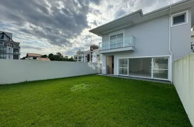 Casa de 3 dormitórios, sendo 3 suítes, 2 vagas de garagem no bairro morro das pedras em florianópolis/sc.