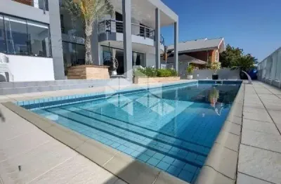 Casa com vista mar e panorâmica, mobiliada, contendo 5 dormitórios, sendo 3 suítes, 6 vagas de garagem no bairro joão paulo em florianópolis/sc/
