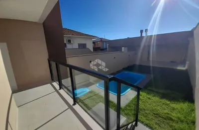 Casa com piscina, 2 suítes, 2 vagas de garagem no bairro ipiranga em são josé/sc.