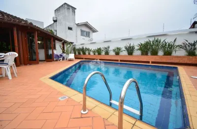 Casa residencial semimobiliada com vista para o mar possuindo 4 dormitórios, sendo 1 suíte, 5 vagas de garagem no centro de florianópolis/sc.