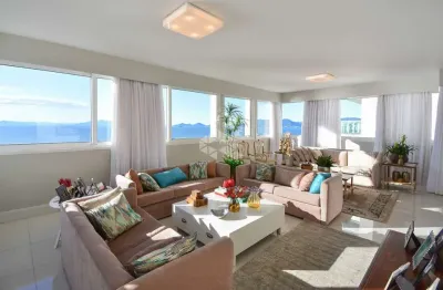 Cobertura duplex semimobiliada com vista para o mar de 3 dormitórios, sendo 1 suíte, 3 vagas de garagem no centro de florianópolis/sc.