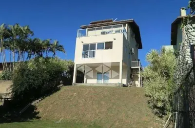 Casa residencial com 3 dormitórios, sendo 1 suíte, 5 vagas de garagem no bairro carvoeira em florianópolis/sc.