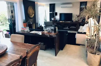 Casa residencial semimobiliada com 3 dormitórios, sendo 3 suítes, 2 vagas de garagem - jurerê - florianópolis/sc.