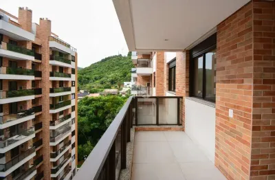 Apartamento com 4 dormitórios sendo 1 suíte, 2 vagas de garagem no bairro Itacorubi em Florianópolis/SC.