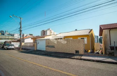 Casa semimobiliada com 4 dormitórios/quartos e sendo 1 suíte a venda - jardim atlântico sc