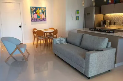 Apartamento mobiliado com 2 dormitórios , sendo 1 suíte, 2 vagas de garagem no bairro agronômica em florianópolis/sc.