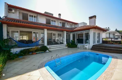Oportunidade imperdível! linda casa com 3 quartos, sendo 1 suíte e 4 vagas de garagem à venda no bairro joão paulo em florianópolis/sc.