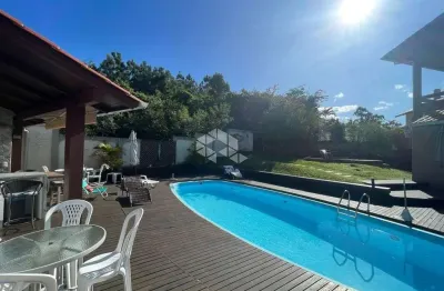 Casa semimobiliada com 8 quartos sendo 2 suítes 6 vagas de garagem no bairro carvoeira em florianópolis/sc