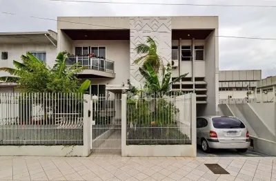 Ampla casa no estreito com 7 qaurtos garagem para 10 carros e quintal  no estreito em florianópolis/sc