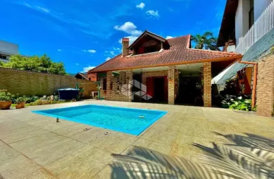 Casa ampla semimobiliada com 4 quartos sendo 1 suíte e 2 vagas de garagem no bairro joão paulo em florianópolis/sc