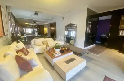 Apartamento, 4 dormitórios, sendo 2 suítes, e 4 vagas de garagem no centro de florianópolis