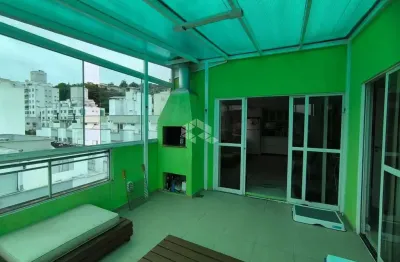 Cobertura duplex com 5 quartos sendo 2 suítes e 4 vagas de garagem no bairro trindade em florianópolis/sc