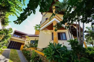 Casa espaçosa com 5 quartos sendo 2 suites e vista para o mar em coqueiros florianópolis/sc