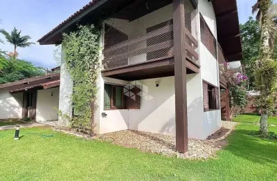 Casa residencial ampla com 6 quartos sendo 1 suíte e 4 vagas de garagem na trindade em florianópolis/sc
