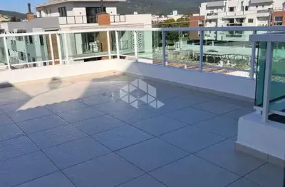 Cobertura de alto padrão com 2 quartos, 1 suíte, 2 vagas, próxima à praia dos ingleses